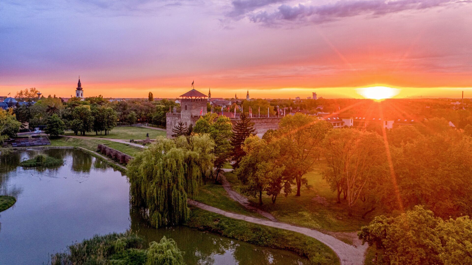 Hotels.com, Gyula